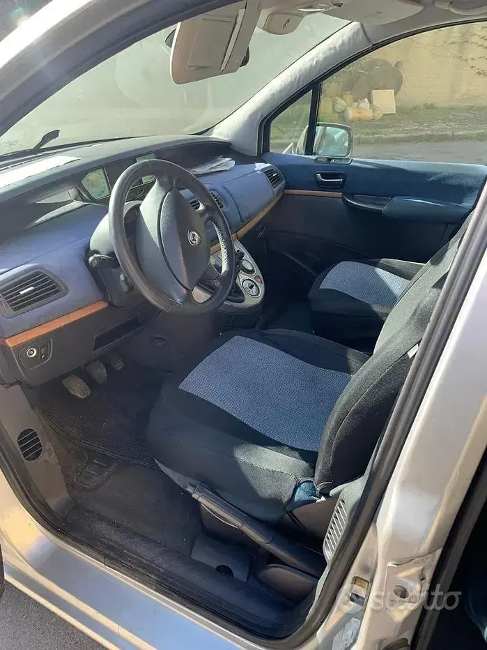 Usata Lancia Phedra 128 CV (94 kW) 2003 Giallo Monovolume