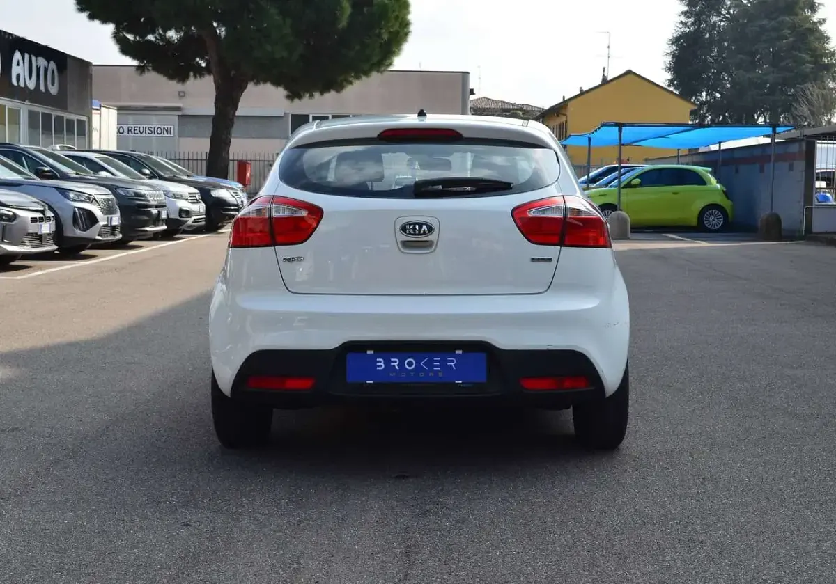 Usata Kia Rio 90 CV (66 kW) 2012 Bianco Berlina