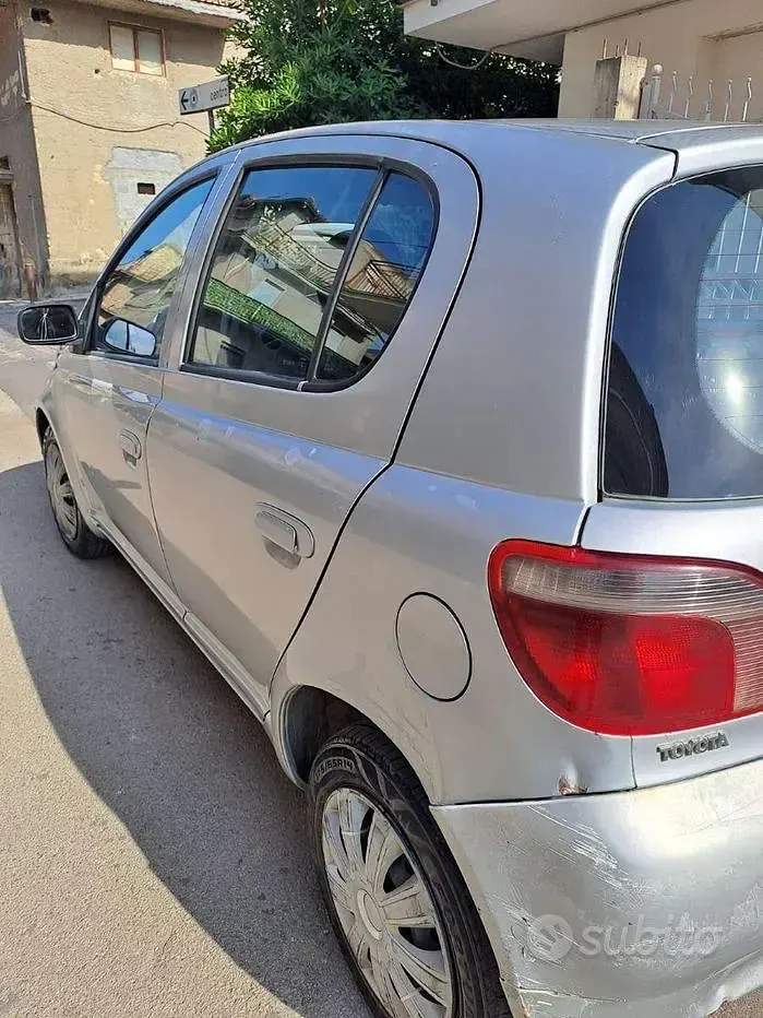 Usata Toyota Yaris 75 CV (55 kW) 2003 Grigio Utilitaria