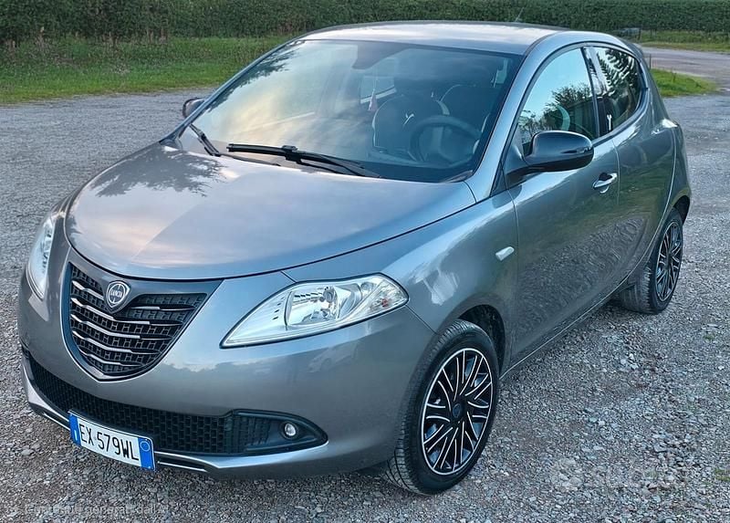 Usata Lancia Ypsilon 69 CV (50 kW) 2015 Grigio Utilitaria