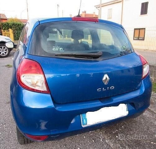 Usata Renault Clio II 75 CV (55 kW) 2010 Blu Berlina