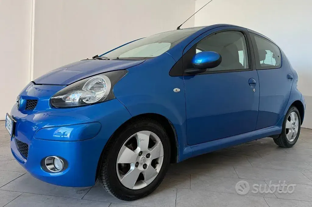 Usata Toyota Aygo 68 CV (50 kW) 2011 Blu Utilitaria