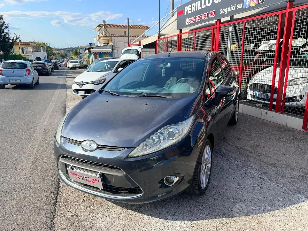 Usata Ford Fiesta Titanium 82 CV (60 kW) 2009 Grigio Berlina