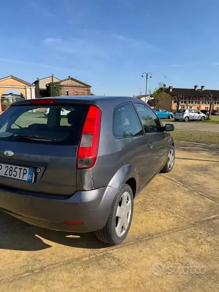 Usata Ford Fiesta 80 CV (58 kW) 2004 Grigio Utilitaria