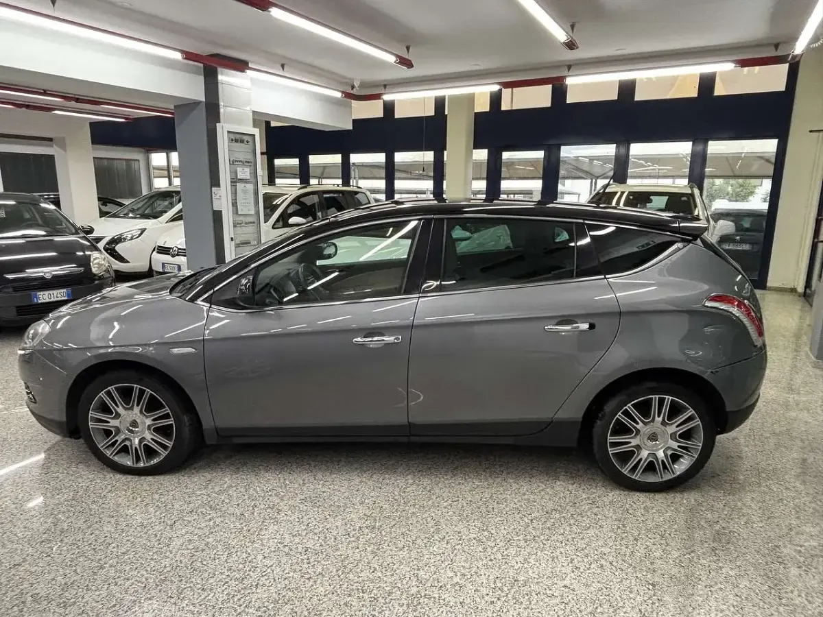 Usata Lancia Delta 120 CV (88 kW) 2011 Grigio Utilitaria