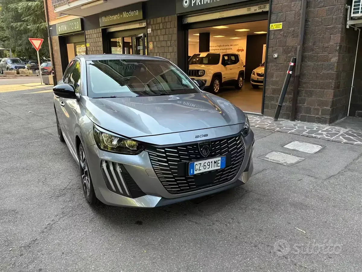 Usata Peugeot 208 Allure 101 CV (74 kW) 2025 Grigio Utilitaria
