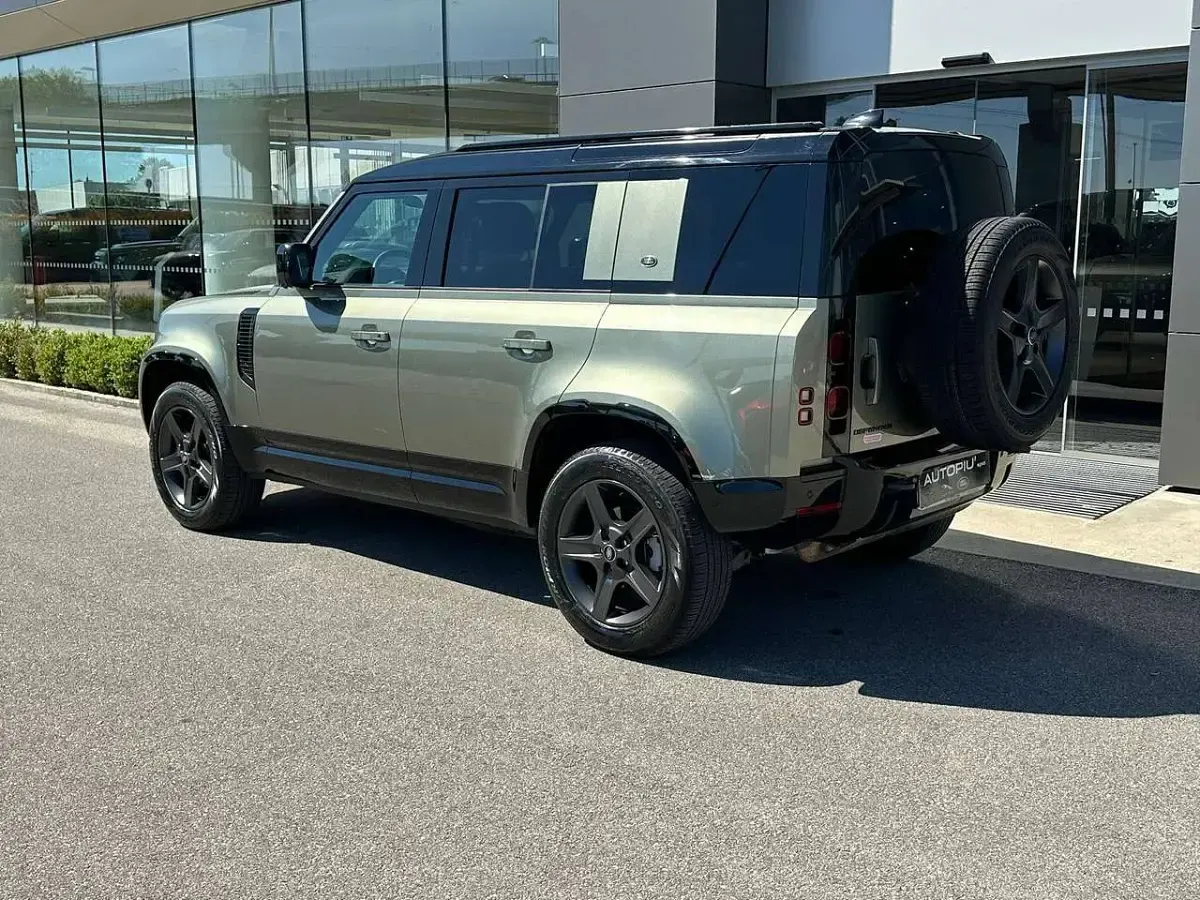 Usata Land Rover Defender SE Dynamic 200 CV (147 kW) 2022 Pangea green SUV