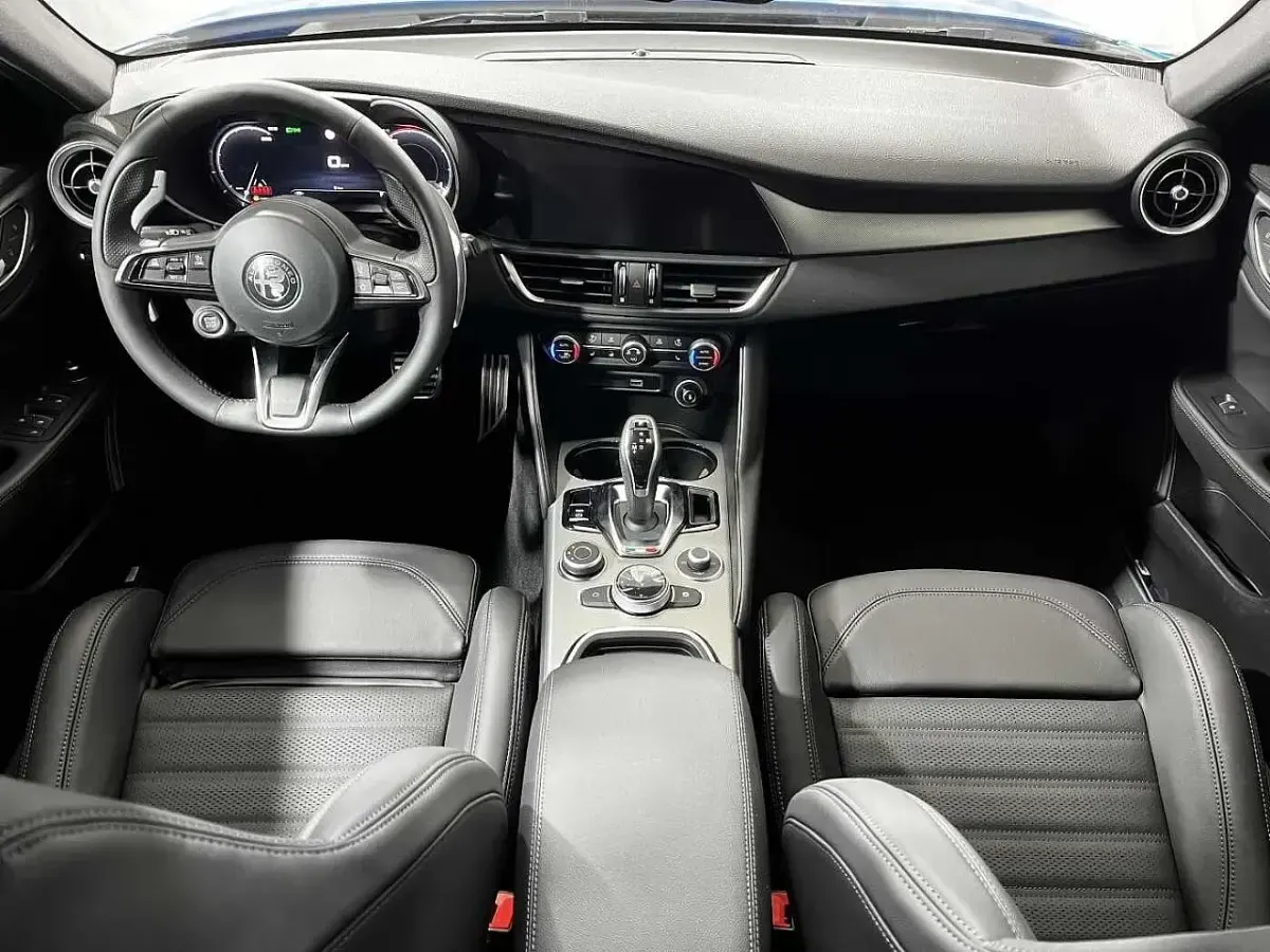 Nuova Alfa Romeo Giulia Veloce 210 CV (154 kW) 2025 Blu Berlina