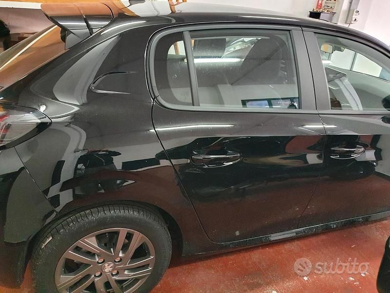 Usata Peugeot 208 101 CV (74 kW) 2021 Nero Utilitaria