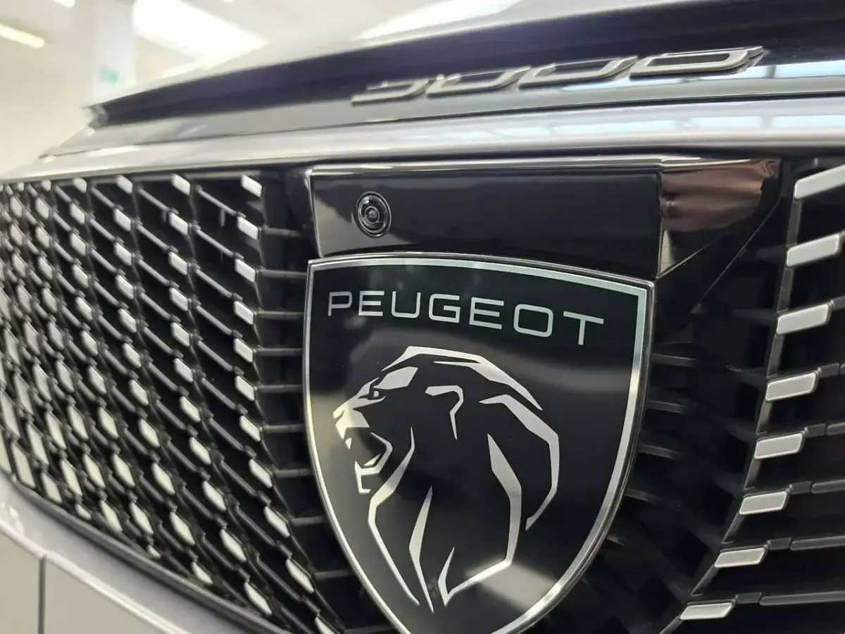 Usata Peugeot 5008 Allure 136 CV (100 kW) 2025 Grigio artense SUV