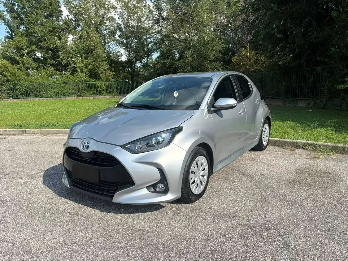 Usata Toyota Yaris Hybrid Business Edition 116 CV (85 kW) 2022 Grigio metallizzato chiaro Berlina