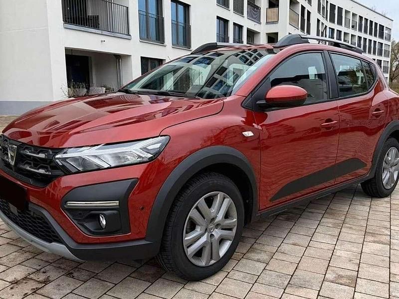 Begagnad Dacia Sandero Comfort 91 HK (66 kW) 2022 Röd Sedan