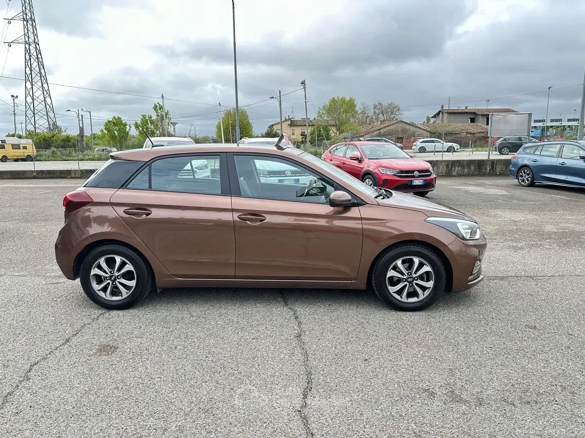 Begagnad Hyundai i20 75 HK (55 kW) 2019 Brun Halvkombi