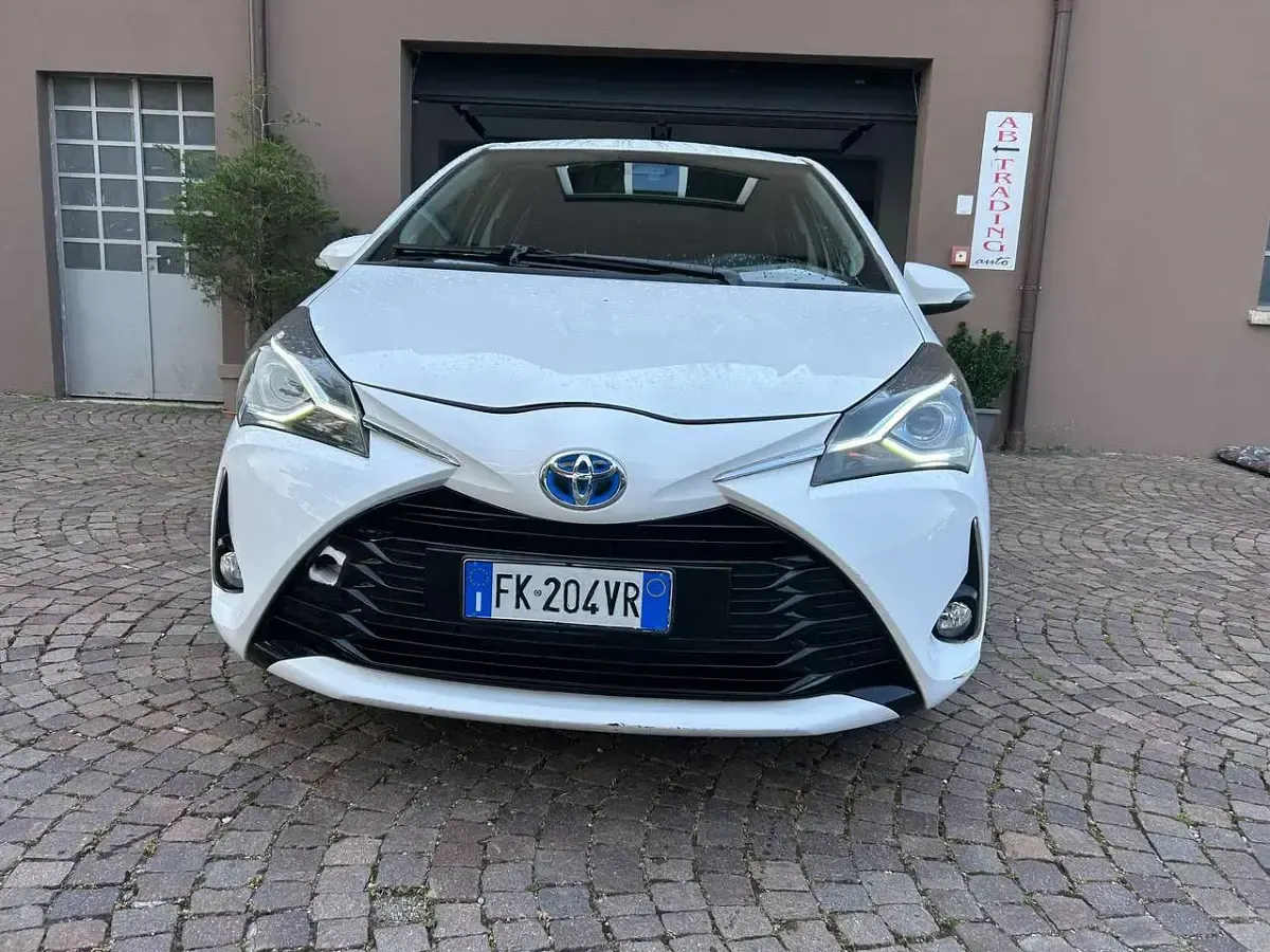 Usata Toyota Yaris Hybrid Active 73 CV (53 kW) 2017 Bianco Berlina