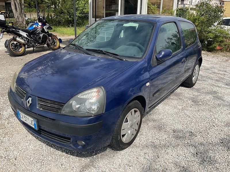 Usata Renault Clio II Initiale 82 CV (60 kW) 2004 Blu Berlina