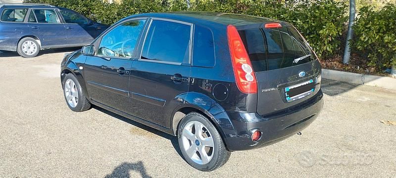 Usata Ford Fiesta Ghia 75 CV (55 kW) 2008 Nero Berlina