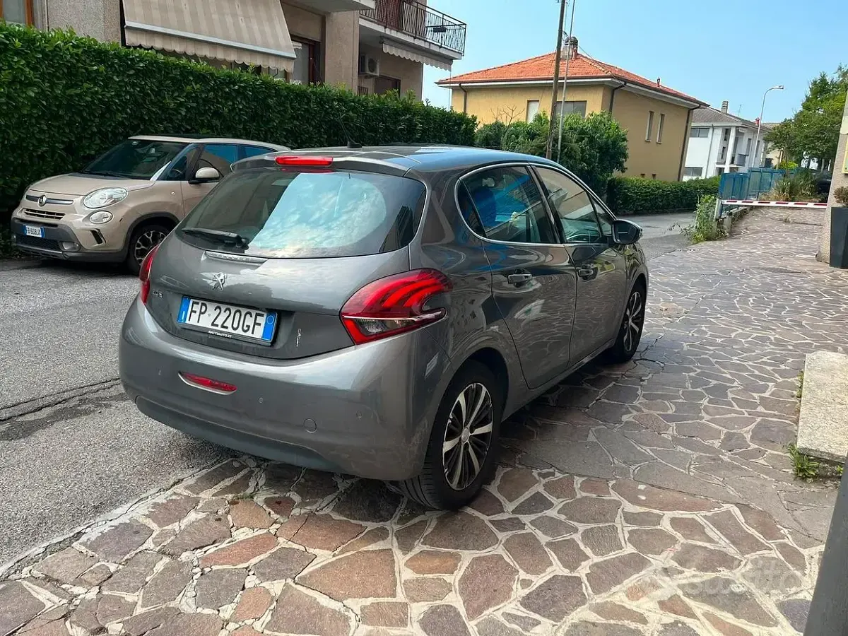 Usata Peugeot 208 Allure 82 CV (60 kW) 2018 Grigio Utilitaria