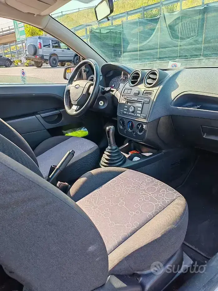 Usata Ford Fiesta 75 CV (55 kW) 2007 Grigio Utilitaria