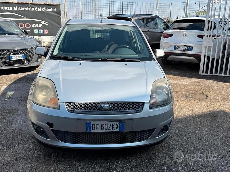 Usata Ford Fiesta Ghia 70 CV (51 kW) 2007 Grigio Utilitaria
