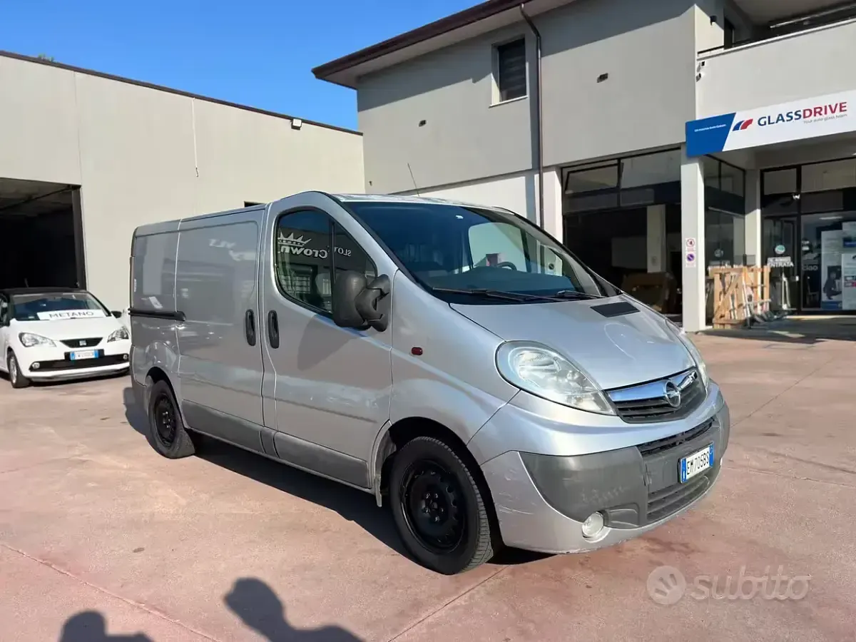 Usata Opel Vivaro 114 CV (83 kW) 2012 Grigio Monovolume