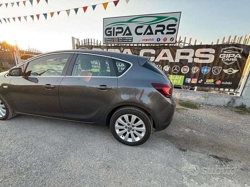 Usata Opel Astra Cosmo 110 CV (80 kW) 2011 Grigio Berlina