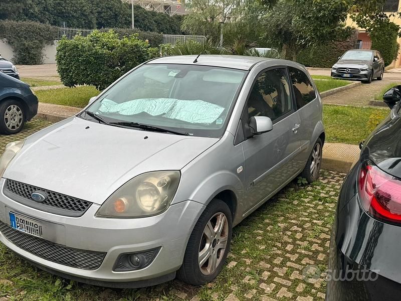 Second-hand Ford Fiesta 80 CP (58 kW) 2008 Gri Berlinǎ