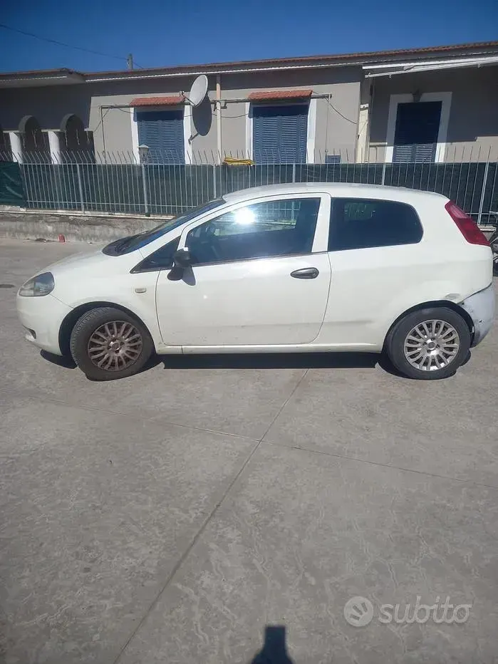 Usado Fiat Grande Punto 75 HP (55 kW) 2010 Branco Citadino