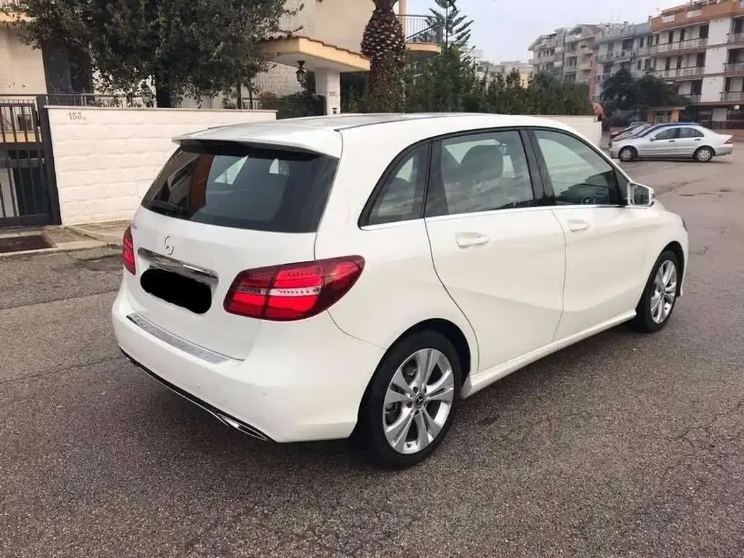 Usata Mercedes B180 109 CV (80 kW) 2017 Bianco Utilitaria