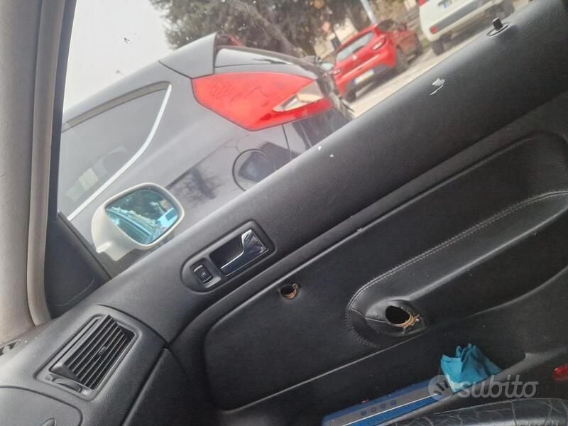 Grigio Usata 2001 VW Golf IV Tre volumi | 1700 € (Ottimo prezzo) - Immagine 1/4