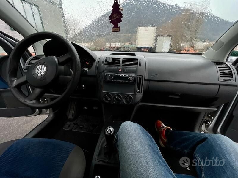 Usado VW Polo 75 CV (55 kW) 2006 Gris Utilitario