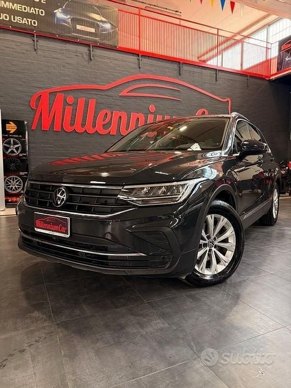 Usata VW Tiguan Life 131 CV (96 kW) 2023 Grigio SUV
