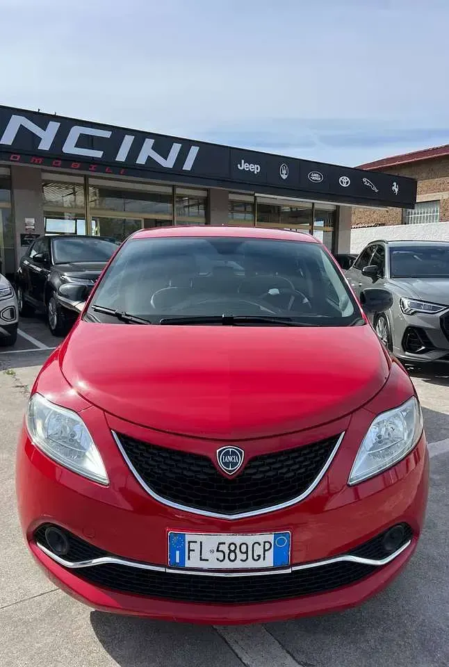 Usata Lancia Ypsilon Silver 69 CV (50 kW) 2017 Rosso Utilitaria