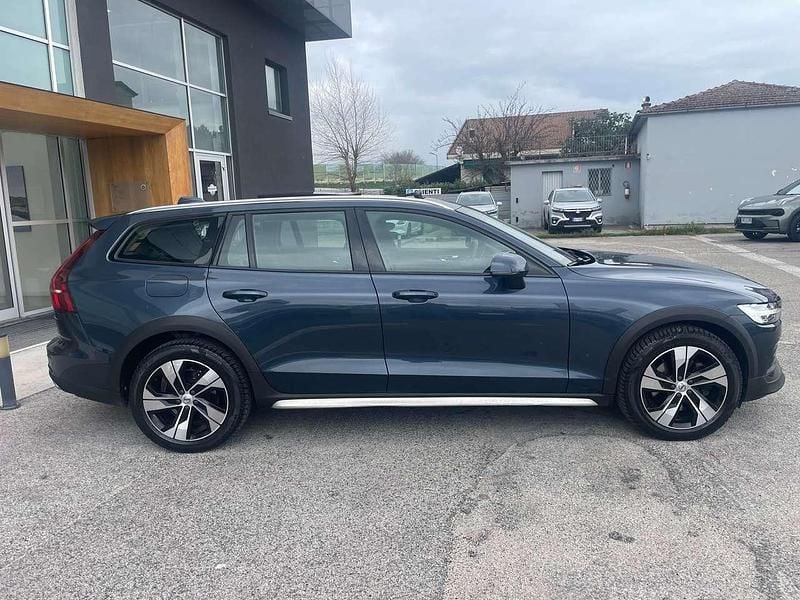 Usata Volvo V60 CC Business Edition 197 CV (144 kW) 2022 Blu/azzurro Station wagon