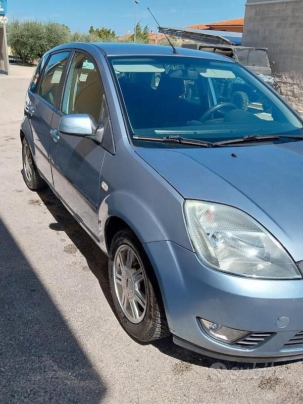 Usata Ford Fiesta 68 CV (50 kW) 2005 Utilitaria
