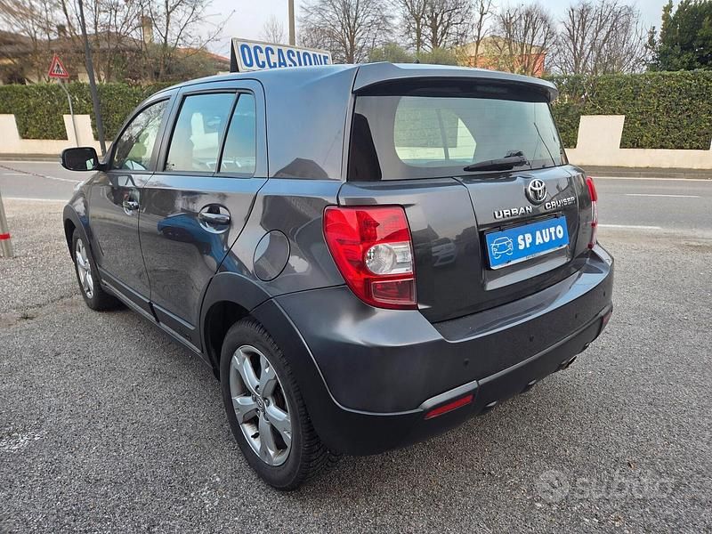 Usata Toyota Urban Cruiser Luxury 90 CV (66 kW) 2010 Grigio Utilitaria