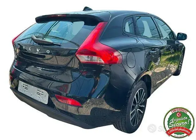 Usata Volvo V40 Business Edition 122 CV (89 kW) 2019 Nero Berlina
