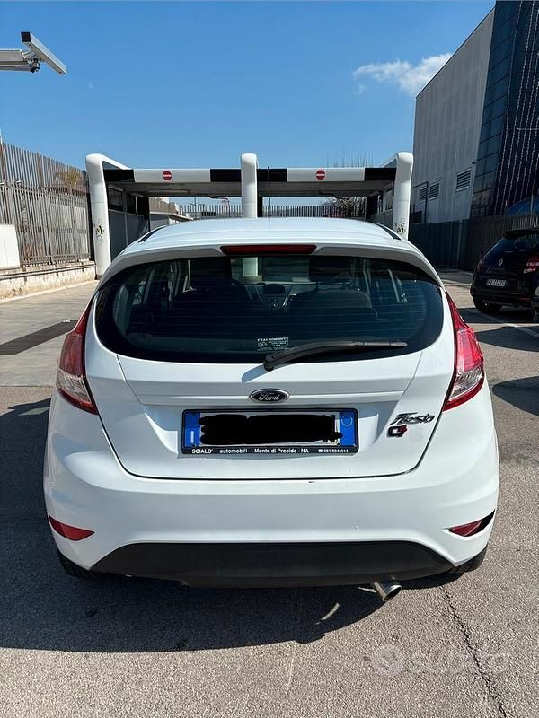 Usata Ford Fiesta 92 CV (67 kW) 2013 Bianco Utilitaria