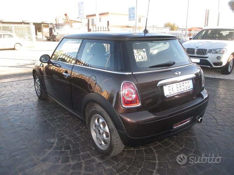 Usata Mini Cooper D 90 CV (66 kW) 2011 Marrone Utilitaria