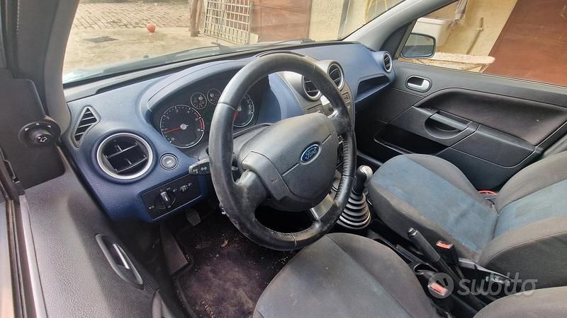 Usata Ford Fiesta 90 CV (66 kW) 2006 Berlina