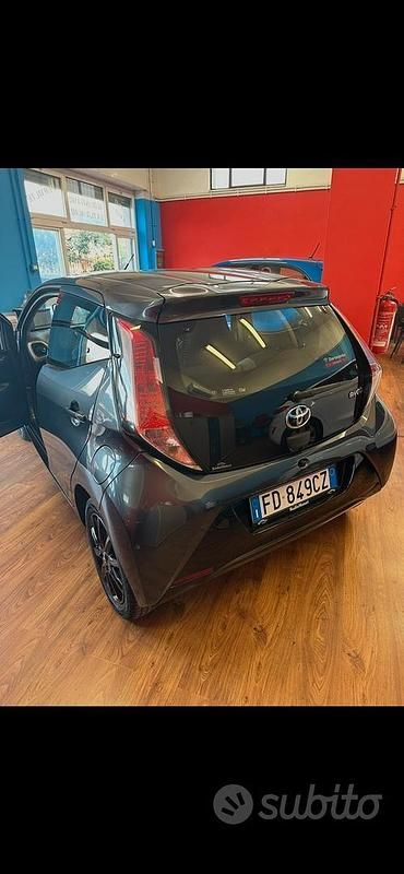 Usata Toyota Aygo 69 CV (50 kW) 2016 Grigio Utilitaria