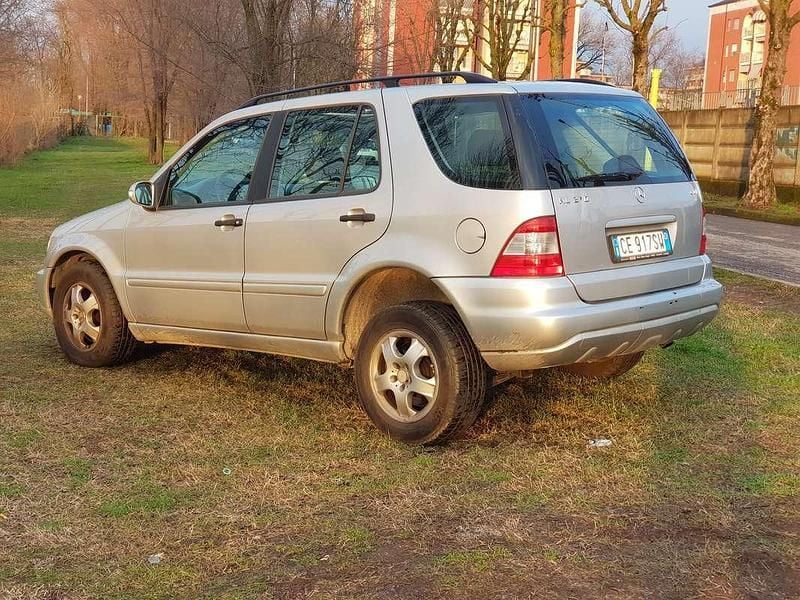 Usata Mercedes ML270 163 CV (119 kW) 2003 Argento SUV