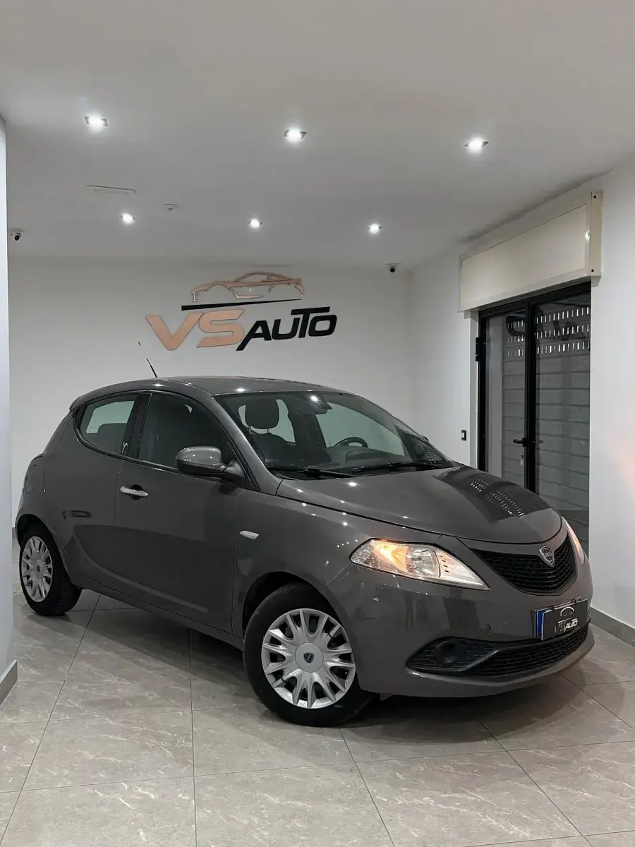 Usata Lancia Ypsilon 69 CV (50 kW) 2015 Grigio Utilitaria