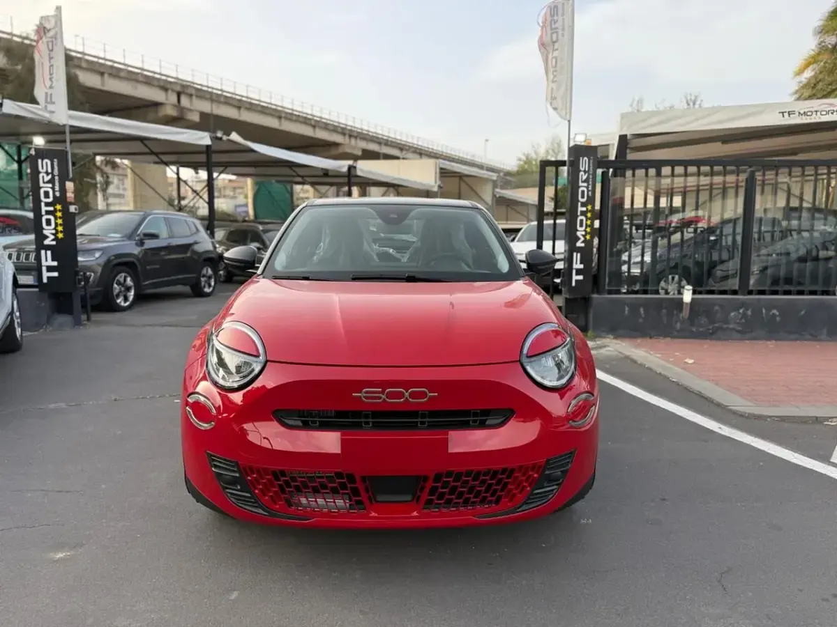 Nuova Fiat 600 Pop 100 CV (73 kW) 2026 Rosso SUV