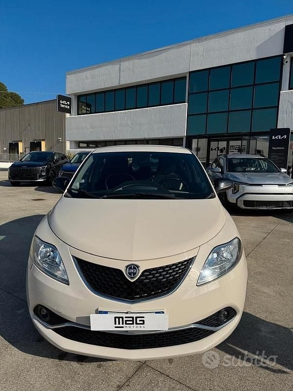 Usata Lancia Ypsilon Gold 95 CV (69 kW) 2016 Beige Utilitaria