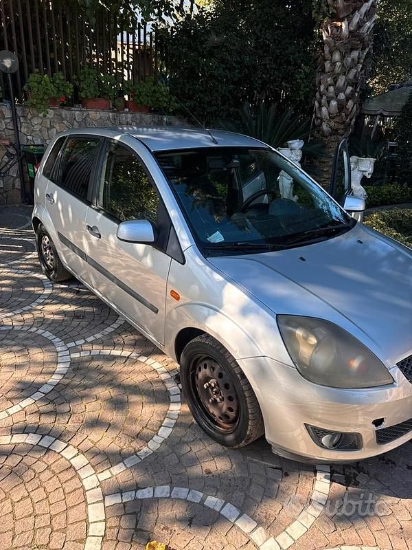 Usata Ford Fiesta 2004 Grigio Berlina