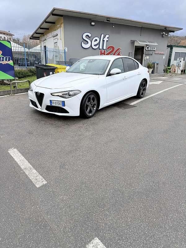 Begagnad Alfa Romeo Giulia Business 150 HK (110 kW) 2018 Vit Sedan