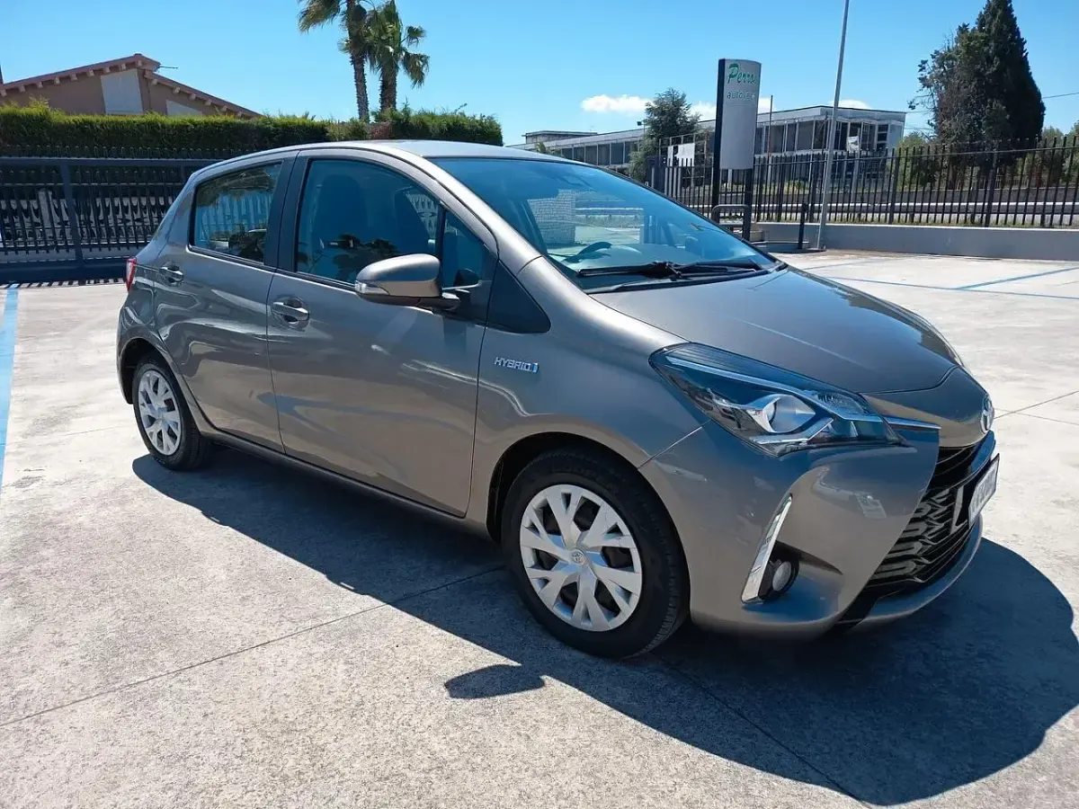 Usata Toyota Yaris Hybrid Active 73 CV (53 kW) 2019 Grigio Berlina