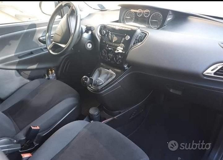 Usata Lancia Ypsilon 69 CV (50 kW) 2014 Nero Utilitaria