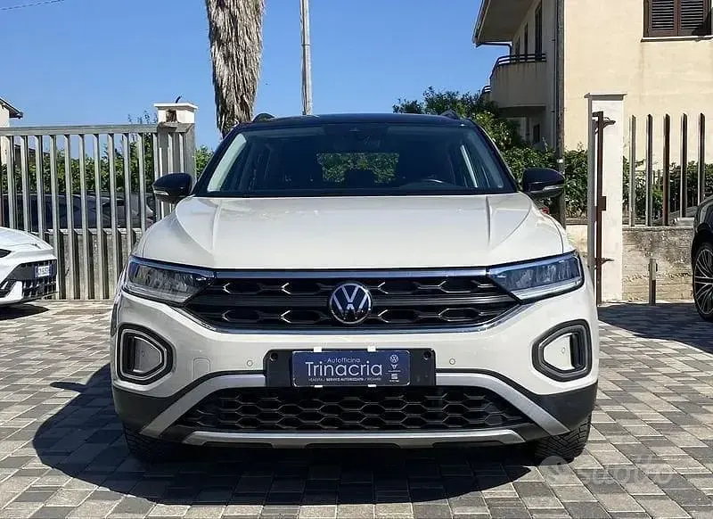 Usata VW T-Roc Life 110 CV (80 kW) 2023 Nero SUV