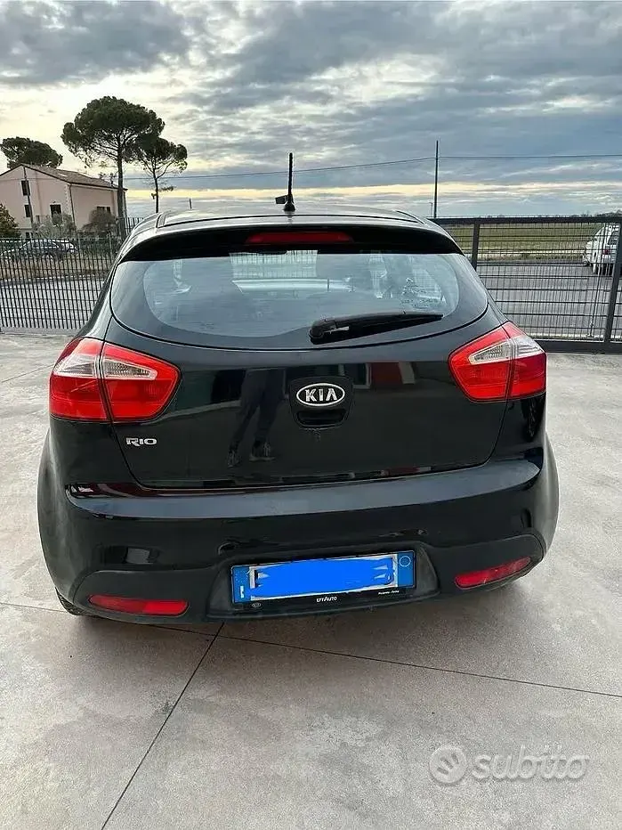 Usata Kia Rio 75 CV (55 kW) 2012 Nero Berlina